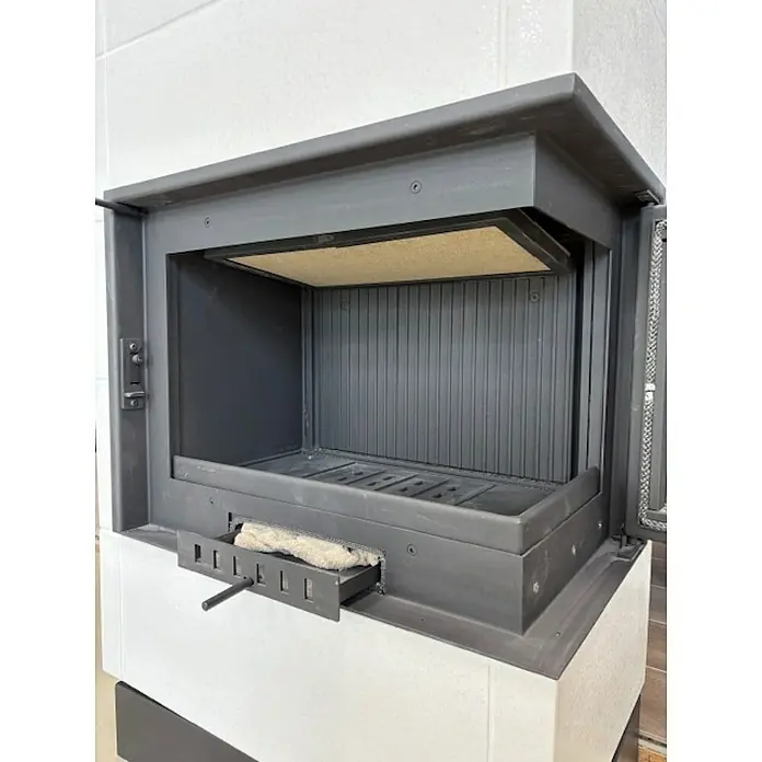 Domofire Kaminofen Erfurt links - 6 kW - Nahaufnahme eines modernen Kamins mit offenem Feuerraum und integrierter Ascheschublade. Elegantes Design für gemütliche Wärme.