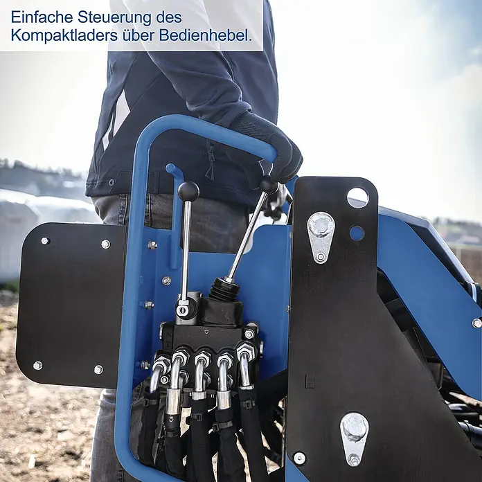 Scheppach Kompaktlader MKL730 - Benzin, Traglast: 200 kg, Tankvolumen: 6 l - Einfache Steuerung des Kompaktladers über den Bedienhebel. Zu sehen sind die Hydraulikhebel eines Kompaktladers.