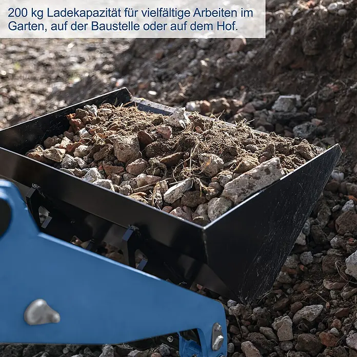 Scheppach Kompaktlader MKL730 - Benzin, Traglast: 200 kg, Tankvolumen: 6 l - Aufnahme eines schwarzen Baggers voller Erde und Steine.