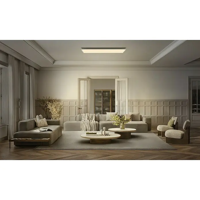 Ledvance Essential LED-Panel - 24 W, L x B x H: 100 x 25 x 6 cm, Weiß, Warmweiß - Ein Wohnzimmer mit einer modernen Deckenleuchte, die den Raum erhellt und ein stilvolles Ambiente schafft. Die Leuchte ergänzt das Interieur perfekt.