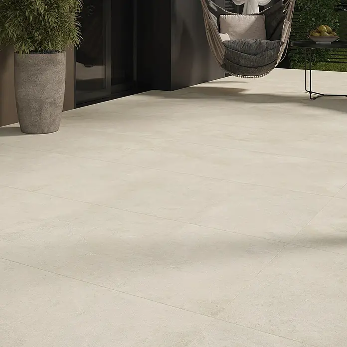 Queens Terrassenfliese - 59,3 x 119,3 x 2 cm, Beige, Matt - Bodenansicht mit beigen Fliesen, die ein modernes und elegantes Ambiente für den Außenbereich schaffen. Ideal für Terrassen.