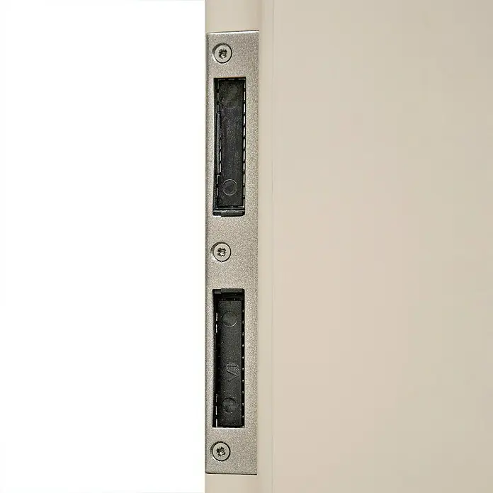 Classen PL Türzarge Garda - 985 x 1.985 mm, Wandstärke: 260 mm, DIN Anschlag: Rechts, Kaschmir - Detailaufnahme einer Tür mit einem silberfarbenen Türschlossblech, befestigt mit drei Schrauben, das Stabilität und Sicherheit bietet.
