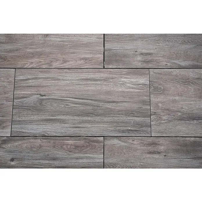 Diephaus Terrassenplatte Columbia - 80 x 40 x 4 cm, Natura Quarz, Beton - Nahaufnahme von grauem Fliesenboden in Holzoptik, ideal für moderne Innenräume. Die Textur verleiht jedem Raum Wärme und Eleganz.