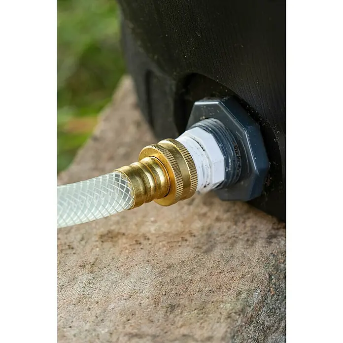 Pergart Regentonne mit Unterbau - 170 l, Anthrazit - Detailaufnahme eines Wassertanks mit Schlauchanschluss und transparentem Schlauch. Der goldene Adapter verbindet Schlauch und Tank.