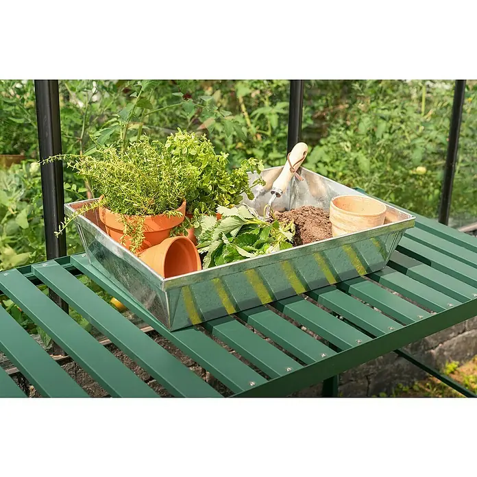 Pflanzschale eckig Pergart - L x B x H: 28,5 x 38,5 x 11,5 cm, Stahl, Silber - Eine Zinkwanne mit Pflanzen, Blumenerde, Pflanzwerkzeug und Terrakotta-Töpfen steht auf einem grünen Gartentisch.