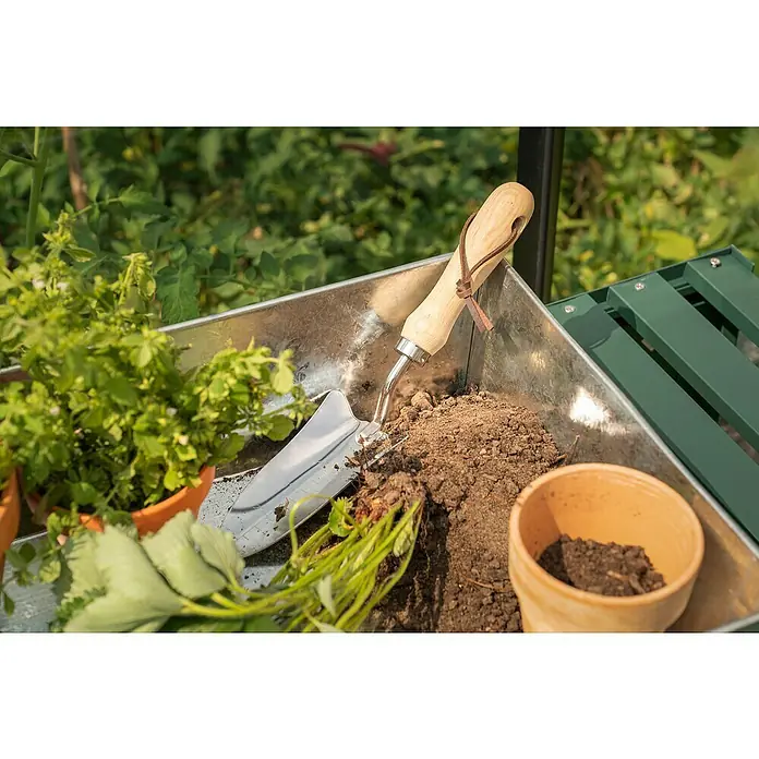 Pflanzschale eckig Pergart - L x B x H: 28,5 x 38,5 x 11,5 cm, Stahl, Silber - Gartenschaufel und Pflanzen in einer Zinkwanne mit Erde und Blumentöpfen für die Gartenarbeit.