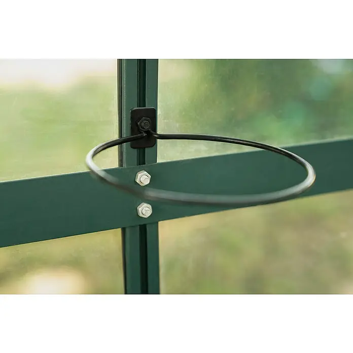 Pergart Halterung für Pflanztopf - Ø x H: 14 cm x 40 mm, Kunststoff, 3 Stk. - Nahaufnahme einer schwarzen Pflanzenhalterung, die an einem grünen Gewächshausrahmen befestigt ist, mit sichtbaren Schrauben und natürlichem Hintergrund.
