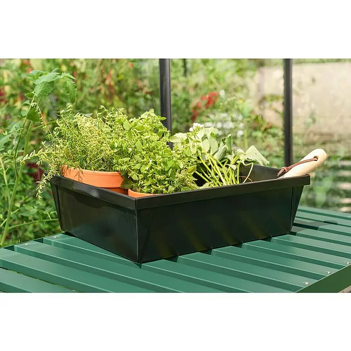 Pflanzschale eckig Pergart - L x B x H: 28,5 x 38,5 x 11,5 cm, Stahl, Schwarz - Nahaufnahme einer schwarzen Wanne mit Pflanzen und Gartenwerkzeug auf einem grünen Tisch, ideal für Gartenarbeit.