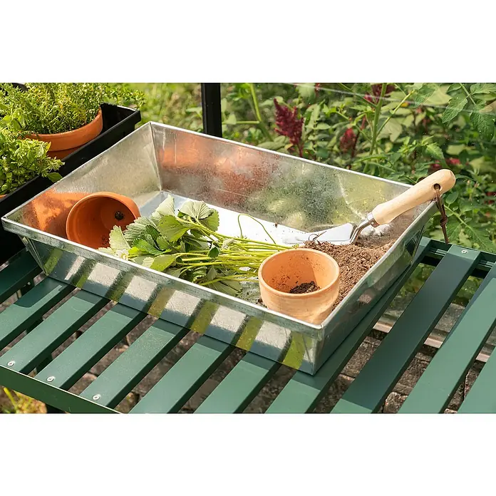 Pflanzschale eckig Pergart - L x B x H: 28,5 x 38,5 x 11,5 cm, Stahl, Silber - Nahaufnahme einer Zinkwanne mit Pflanzen und Gartengeräten, die auf einem grünen Gartentisch steht.