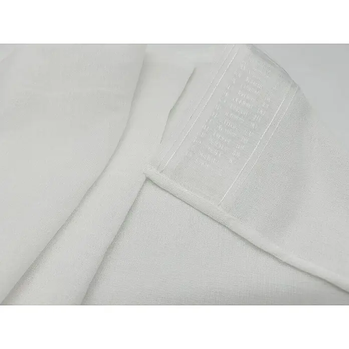 Visillo para ventana Cinta Multifunción Catina - An x Al: 140 x 270 cm, 100% poliéster, Blanco - Primer plano de un paño de cocina blanco con borde decorativo, destacando la fina textura y la elegancia simple del textil de cocina.