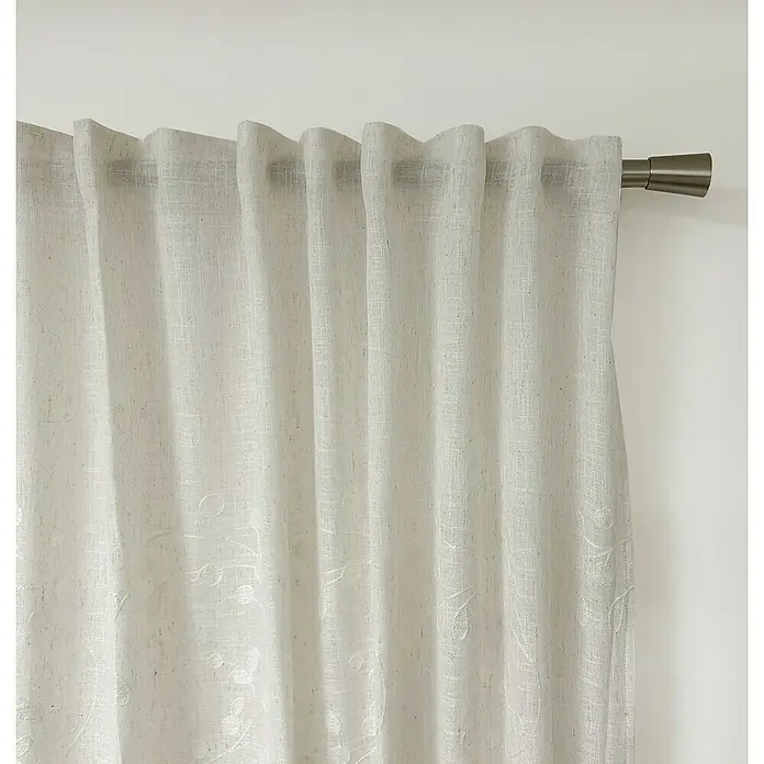 Visillo para ventana Cinta Multifunción Bordado - An x Al: 200 x 280 cm, 93% poliéster / 7% lino, Blanco - Primer plano de un elegante panel de cortina blanca, que cae suavemente de una barra plateada, mostrando una tela con textura sutil.