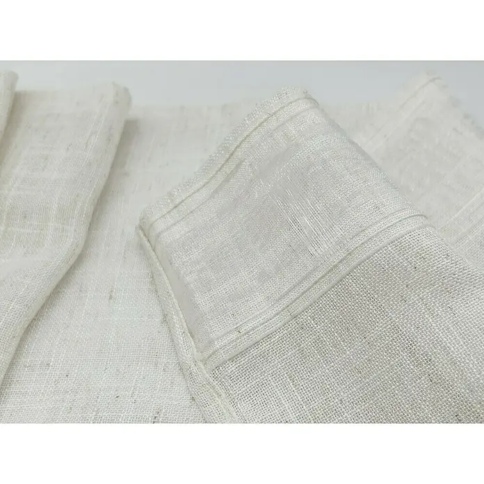 Visillo para ventana Cinta Multifunción Bordado - An x Al: 200 x 280 cm, 93% poliéster / 7% lino, Blanco - Primer plano de servilletas de tela beige claro con sutiles costuras decorativas, ideales para mesas y ocasiones festivas.