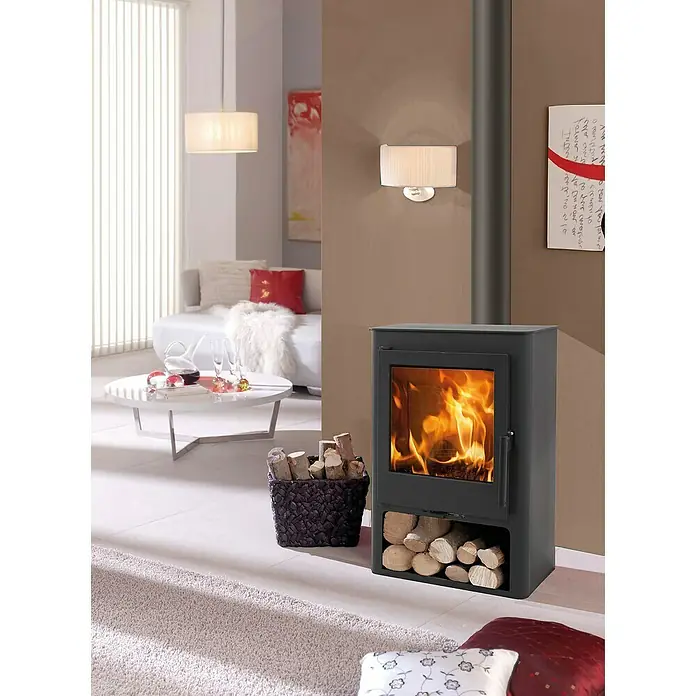 Panadero Estufa de leña Garda - 5,9 kW, Volumen de calefacción: 180 m³ - La imagen muestra una estufa de leña negra con troncos y un fuego ardiente, creando un ambiente cálido y acogedor en la habitación.