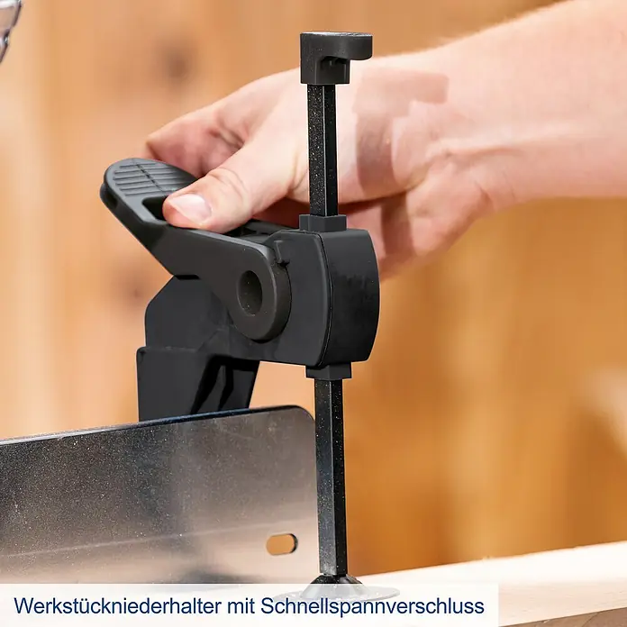 Scheppach Kapp- & Gehrungssäge HM305SL - 2.000 W, Durchmesser Sägeblatt: 305 mm, Leerlaufdrehzahl: 5.000 U/min - Werkstückniederhalter mit Schnellspannverschluss für sicheres und schnelles Fixieren von Werkstücken.