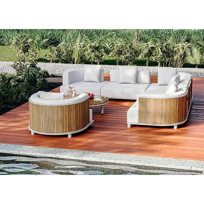 Sunfun Loungemöbel-Set - 7 -tlg., Aluminium, Textil, Champagner/Holz - Gartenmöbel-Set mit weißem Sofa und Holzstühlen auf einer Holzterrasse neben einem Pool.