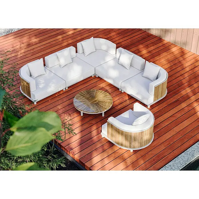Sunfun Loungemöbel-Set - 7 -tlg., Aluminium, Textil, Champagner/Holz - Hochwinkelaufnahme eines modularen Outdoor-Sofas mit passendem Sessel und Couchtisch auf einer Holzterrasse.