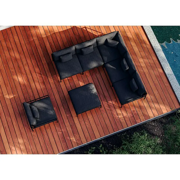 Sunfun Loungemöbel-Set - 7 -tlg., Aluminium, Textil, Night Grey/Schwarz - Überblick über ein graues modulares Lounge-Set mit Couchtisch und Sessel auf einer Holzterrasse neben einem Pool und grüner Vegetation.