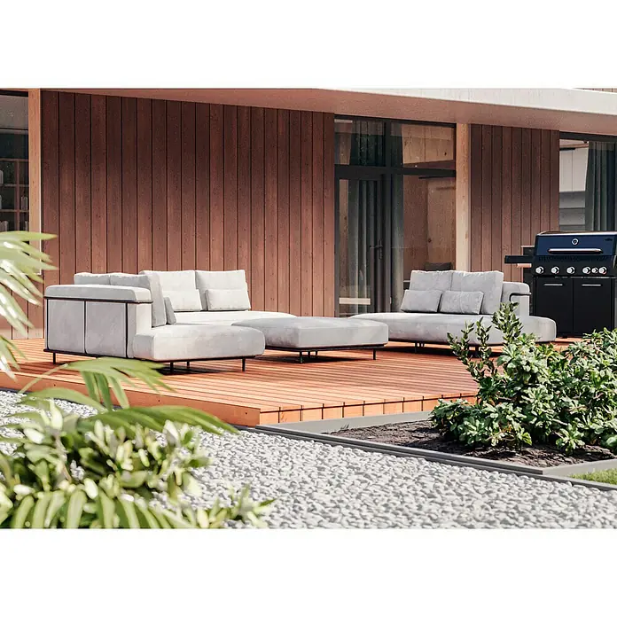 Sunfun Loungemöbel-Set - 4 -tlg., Aluminium, Textil, Sand/Night-Grey - Terrassenmöbel-Set auf Holzdeck mit Grill im Hintergrund. Das Set beinhaltet Sofas und einen Hocker für entspannte Stunden im Freien.