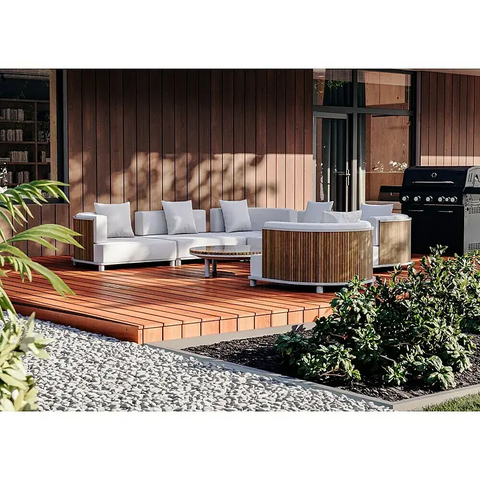Sunfun Loungemöbel-Set - 7 -tlg., Aluminium, Textil, Champagner/Holz - Elegante Gartenmöbel auf einer Holzterrasse, bestehend aus einem modularen Sofa, Sesseln und einem Tisch. Die Sitzgruppe lädt zum Verweilen ein.