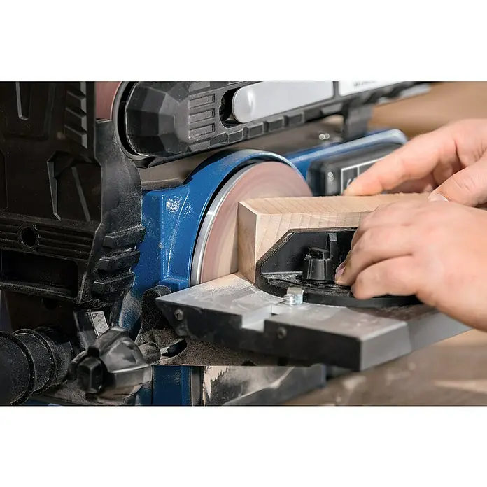 Scheppach Lijadora de banda y disco BTS900 - 370 W, 2.850 r.p.m. - Imagen de una lijadora de banda de banco utilizada en un trozo de madera. Lijado preciso para resultados perfectos.