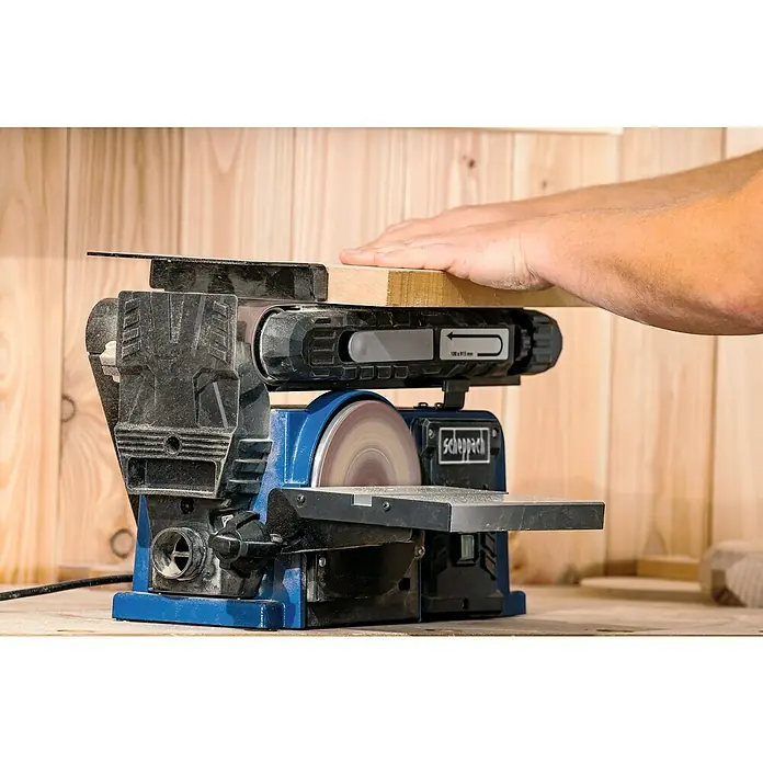 Scheppach Lijadora de banda y disco BTS900 - 370 W, 2.850 r.p.m. - Un primer plano de una lijadora combinada Scheppach que se utiliza para lijar una pieza de madera, ideal para proyectos de taller.