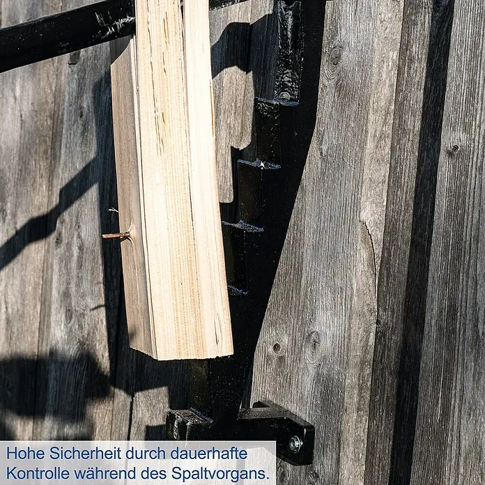 Scheppach Handholzspalter -  - Holzspalter in Aktion. Ein Stück Holz wird mit einem Keil gespalten. Hohe Sicherheit durch dauerhafte Kontrolle des Spaltvorgangs.