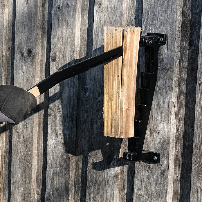 Scheppach Handholzspalter -  - Die Holzspaltkeil-Wandhalterung ermöglicht das sichere Spalten von Holzscheiten mit einem Hammer. Das Werkzeug ist robust und leicht zu bedienen.