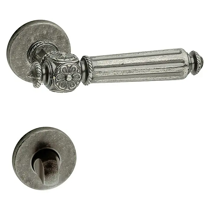 Diamond Doors Classic Zimmertürgarnitur WC Augusta - Stärke Tür: 40 mm - 45 mm, Antik, Schlitzkopf/Olive - Elegante Türgarnitur aus antikem Silber mit kunstvollen Verzierungen und einem robusten Design für stilvolle Innentüren.