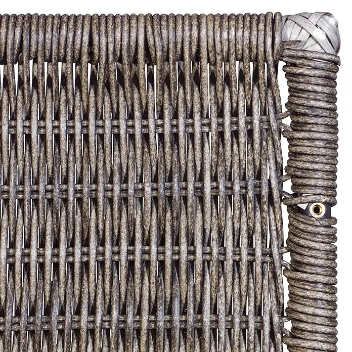Sichtschutzelement Öland - 120 x 180 cm, Stein - Nahaufnahme eines Korbsessels mit komplexem Flechtmuster und einer robusten, umwickelten Kante, die handwerkliche Qualität und Detailgenauigkeit zeigt.
