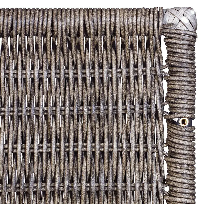 Sichtschutzelement Öland - 90 x 180 cm, Stein - Detailaufnahme eines Rattansessels. Die Webstruktur und das umwickelte Gestell sind gut erkennbar, was die hochwertige Verarbeitung betont.