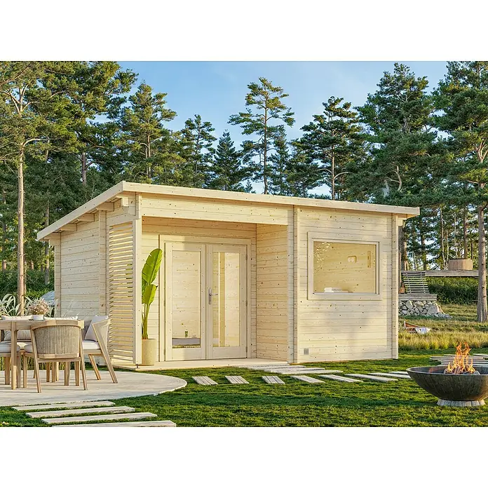 Palmako Saunahaus Sanna - Ohne Ofen, Natur, L x B x H: 377 x 544 x 261 cm - Ein helles Holzgartenhaus mit Fenster und doppelter Tür, umgeben von Grün, mit Feuerstelle und Sitzbereich.