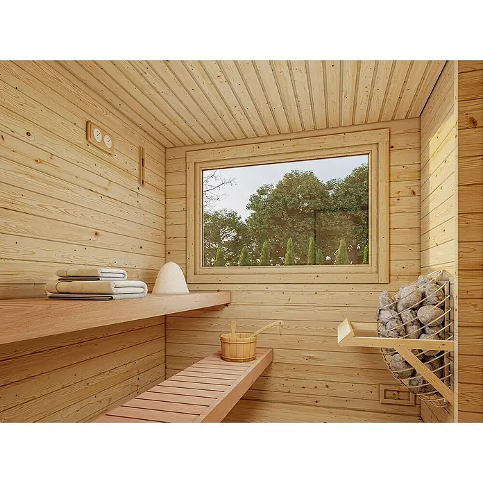 Palmako Saunahaus Sanna - Ohne Ofen, Natur, L x B x H: 377 x 544 x 261 cm - Innenaufnahme einer Sauna mit Holzverkleidung, Bänken, Steinen und Blick nach draußen. Die Sauna strahlt Wärme und Entspannung aus.