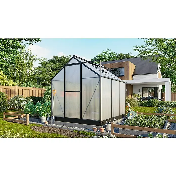 Vitavia Gewächshaus Eos 4600 - 6 mm, Schwarz - Ein modernes Gewächshaus mit einem schwarzen Rahmen steht in einem gepflegten Garten neben einem Wohnhaus.