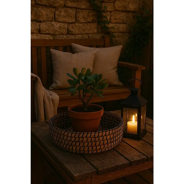 Schale Seegras - Ø x H: 38 x 10 cm, Natur/Schwarz - Stimmungsvolles Arrangement mit einer Sukkulente im Terrakottatopf in einem Korb, begleitet von einer Laterne mit Kerzenlicht auf einem Holztisch.