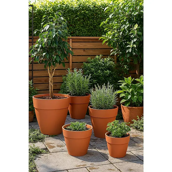 Elho Vibia Campana Maceta para planta Vibia Campana - Dimensiones externas (Ø x Al): 35 x 29 cm, Plástico, Terracota - Una serie de macetas de terracota con varias plantas en un exuberante jardín.
