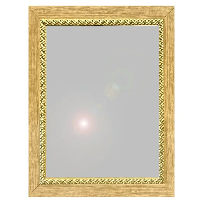 Espejo de pared Alhambra - 60 x 84 cm, Roble - Primer plano de un marco de fotos dorado con un diseño decorativo, perfecto para enmarcar obras de arte o fotos.
