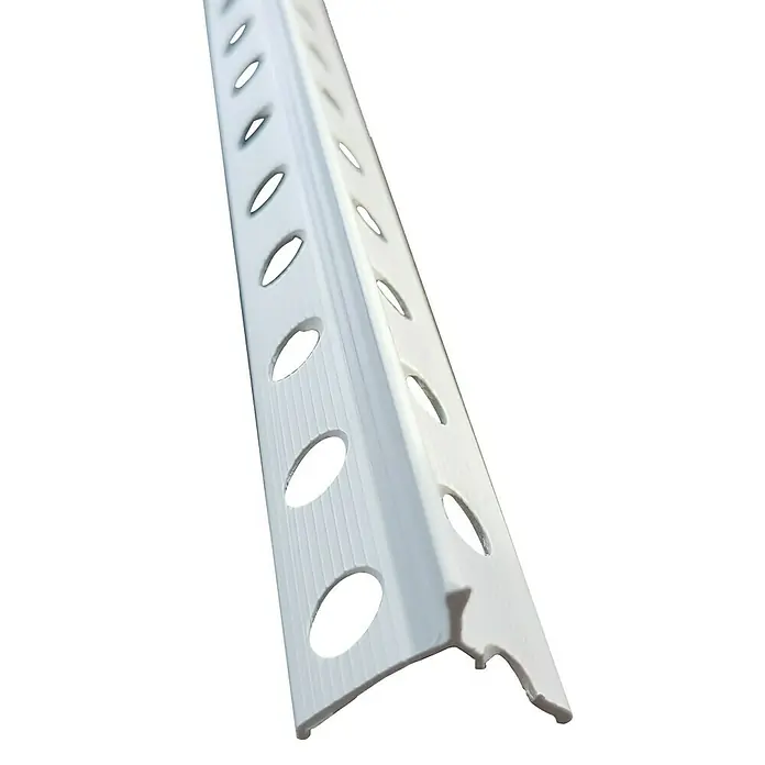Perfil para baldosas punta fina - Blanco, 2,5 m x 25 mm - Primer plano de un perfil de cantonera blanca con orificios ovalados, ideal para acabados de bordes limpios y protegidos en interiorismo.