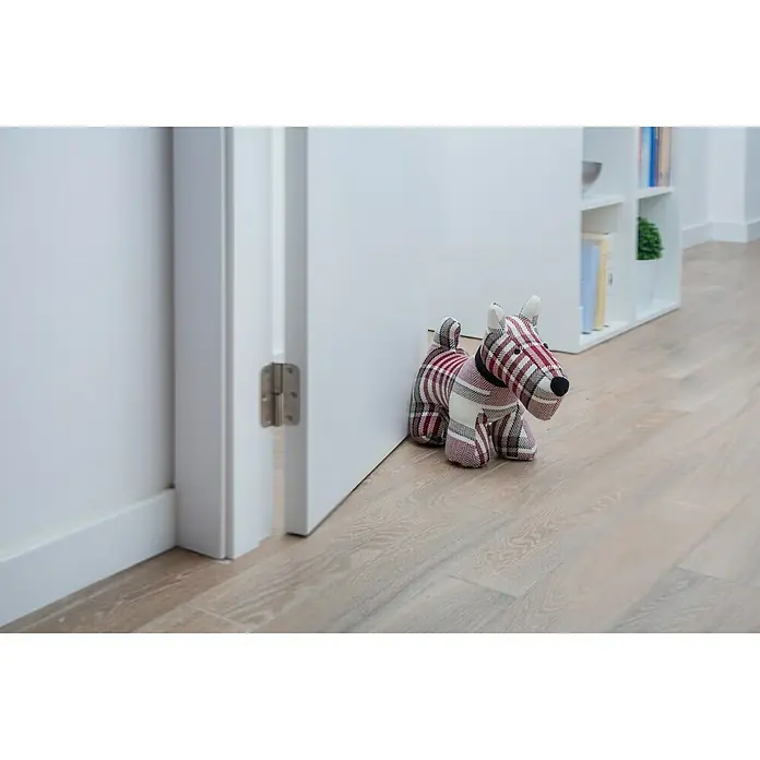 Rei Tope de puerta Escocés - Textil - Tope de puerta de tela con forma de perro a cuadros, que mantiene una puerta blanca abierta. Práctico y decorativo para cualquier hogar.
