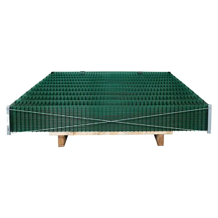 Mattenzaun Vega 2D - Grün, B x H: 2.500 x 1.230 mm, Stahl - Ein Stapel grüner Metallgittermatten auf einer Holzpalette, sicher verpackt für Transport und Lagerung. Die Gitter sind gleichmäßig und robust.