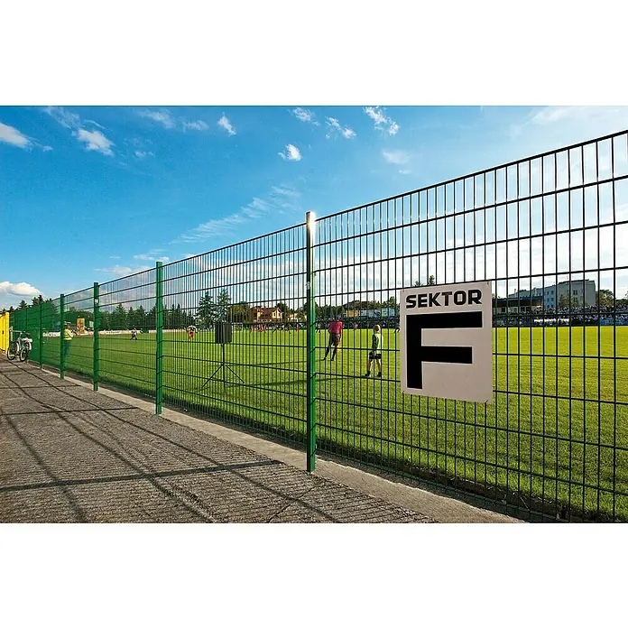 Mattenzaun Vega 2D - Grün, B x H: 2.500 x 1.230 mm, Stahl - Grüner Doppelstabmattenzaun mit "Sektor F" Schild am Rande eines Fußballfelds.