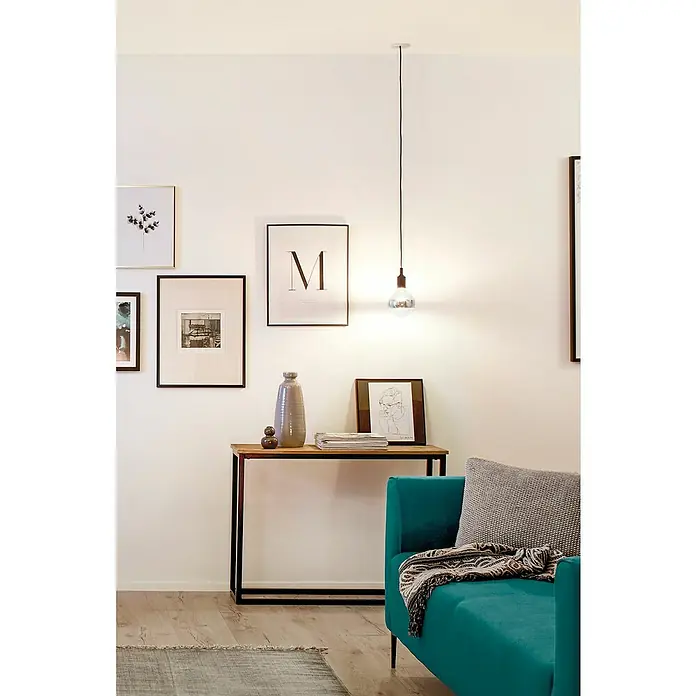 Paulmann Neordic Portalámparas colgante Ketil - E27, 200 cm, Plástico, Negro - Primer plano de una lámpara colgante con una bombilla Edison, que cuelga sobre una elegante mesa consola con decoración.