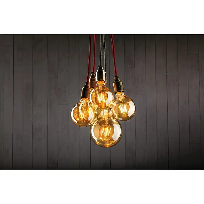 Paulmann Neordic Lampenpendel Eldar - Rot, 200 cm, 20 W, E27 - Nahaufnahme einer Gruppe von Vintage-Glühbirnen, die von der Decke hängen und ein warmes, einladendes Licht ausstrahlen.