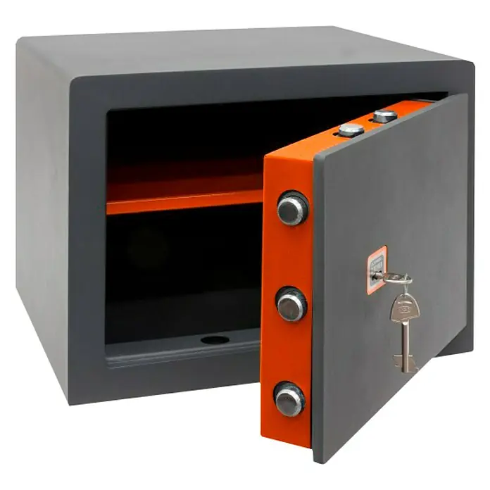 Arregui Caja fuerte Plus C - L x An x Al: 36 x 38,5 x 32 cm, Tipo de bloqueo: Llave, 23 l - Una caja fuerte gris con la puerta abierta, revelando un marco naranja y una llave en la cerradura.