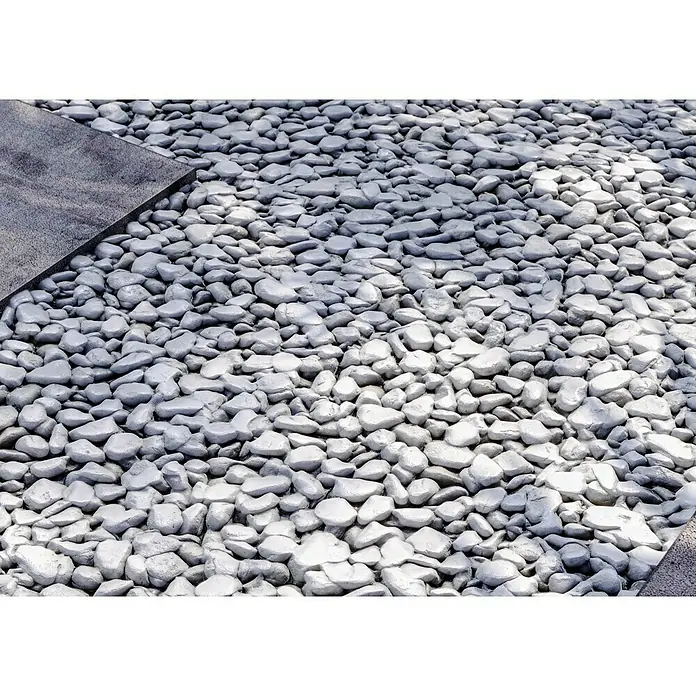 Leintrade Bindemittel für Kieselsteine - 10 l - Nahaufnahme von weißen Zierkieseln, die als dekoratives Gartenelement verwendet werden, neben einer grauen Steinplatte.