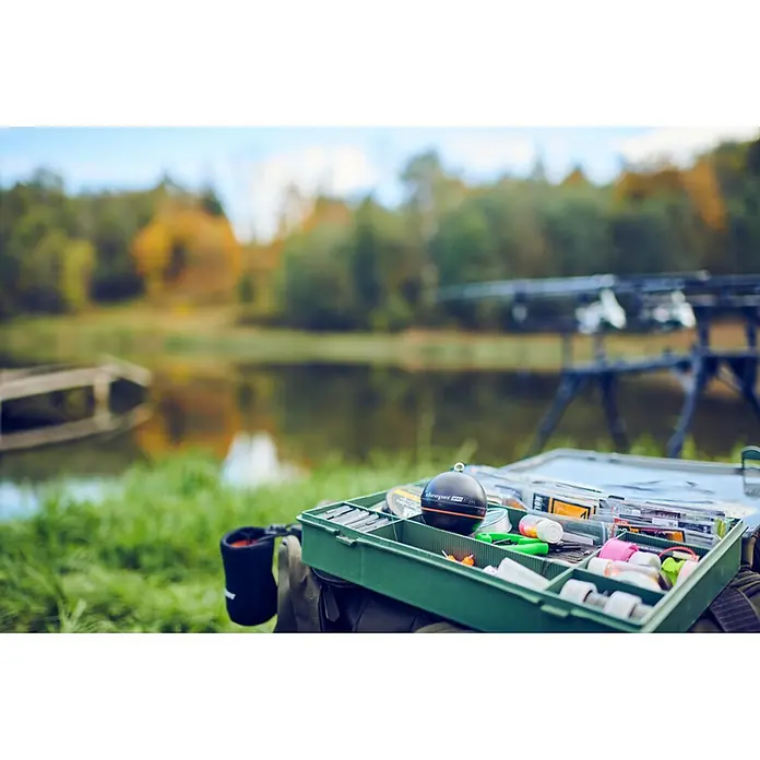 Deeper Fishfinder & GPS-Kartenplotter PRO+ 2 - Höhe: 65 mm, WLAN - Angelkasten mit Zubehör am Seeufer. Enthält Köder, Schnur und Werkzeuge für einen erfolgreichen Angelausflug.