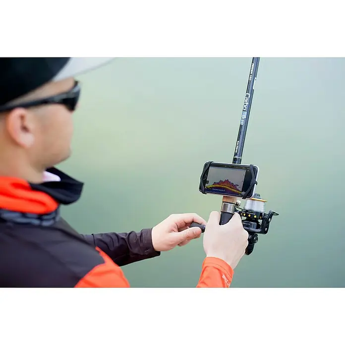 Deeper Smartphone-Halter - Passend für: 3,5 Zoll / 9 cm, max. 5 Zoll / 13 cm Smartphones - Der Angler dreht die Angelrolle einer Angel, die mit einem Smartphone mit Fischfinder-App ausgestattet ist.\n
