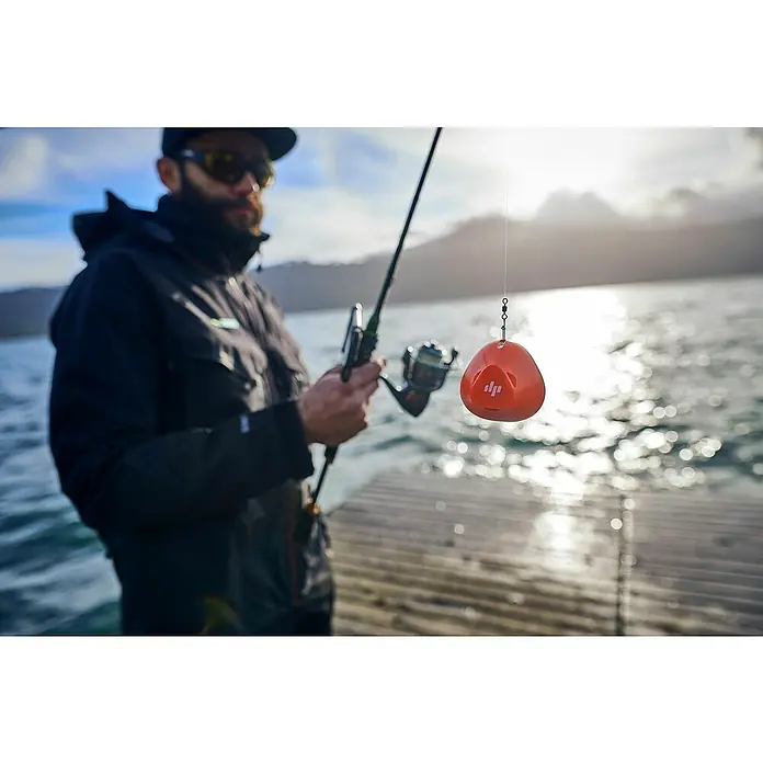 Deeper Fishfinder Start - Höhe: 58 mm, WLAN - Ein Angler hält eine Angel mit einem orangefarbenen, tropfenförmigen Fischfinder in der Hand, der an der Angelschnur befestigt ist.