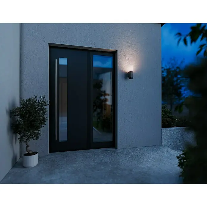 Steinel LED-Sensor-Außenwandleuchte L 625 CAM SC - 14 W, L x B x H: 13,1 x 7,8 x 30,5 cm, Anthrazit/Weiß, Warmweiß - Eine moderne Haustür mit Glaseinsatz und einer stilvollen Außenleuchte neben dem Eingangsbereich. Elegantes Design für den Hauseingang.