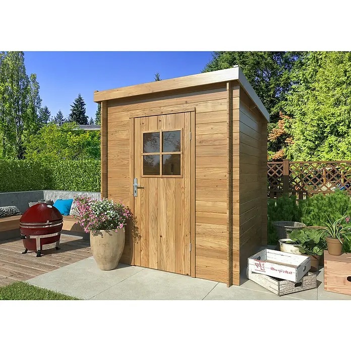 Palmako Gerätehaus Zoe - Außenmaß inkl. Dachüberstand (B x T): 180 x 181 cm, Holz, Braun - Eine detailreiche Aufnahme eines modernen Holzschuppens mit einer Tür mit Glasfenster, umgeben von üppigem Grün und Gartenelementen.