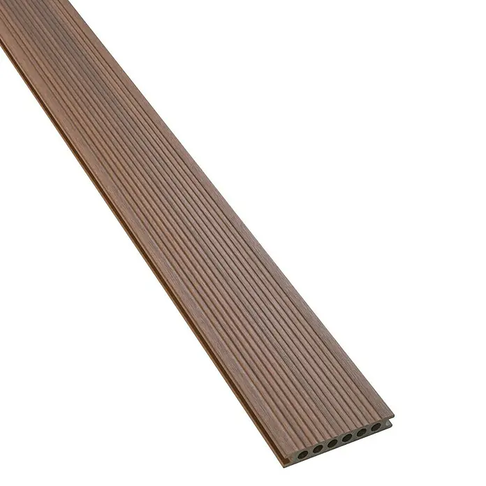 b!design WPC-Terrassendiele Ipe - 300 x 13,8 x 2,25 cm, Ipe - Ein einzelnes braunes WPC-Terrassendiele mit geriffelter Oberfläche, ideal für den Außenbereich, in Szene gesetzt.